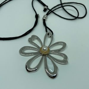 Vantel necklace with a white pearl